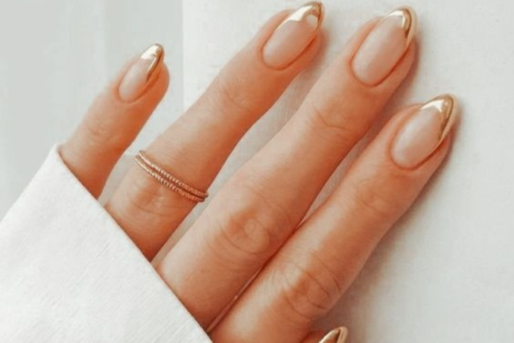 unhas amendoadas com francesinha dourada