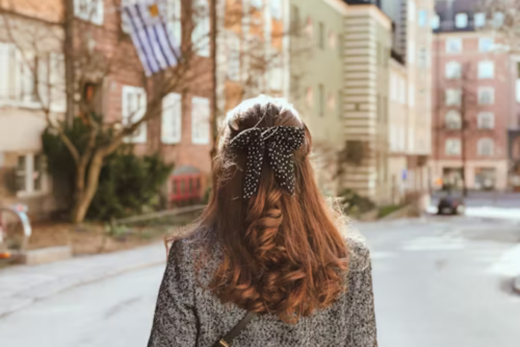 cabelo cacheado com laço